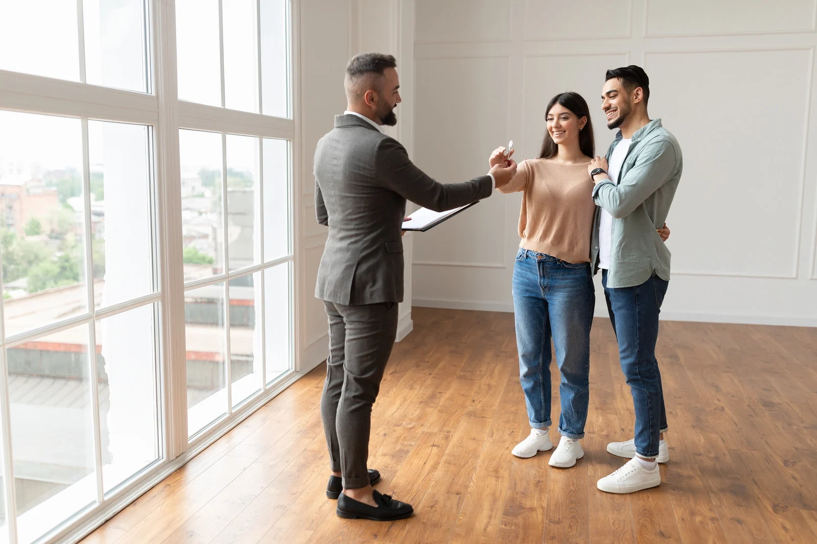 Mortgage Broker vs Direct Lender: What’s Better for Home Buyers?