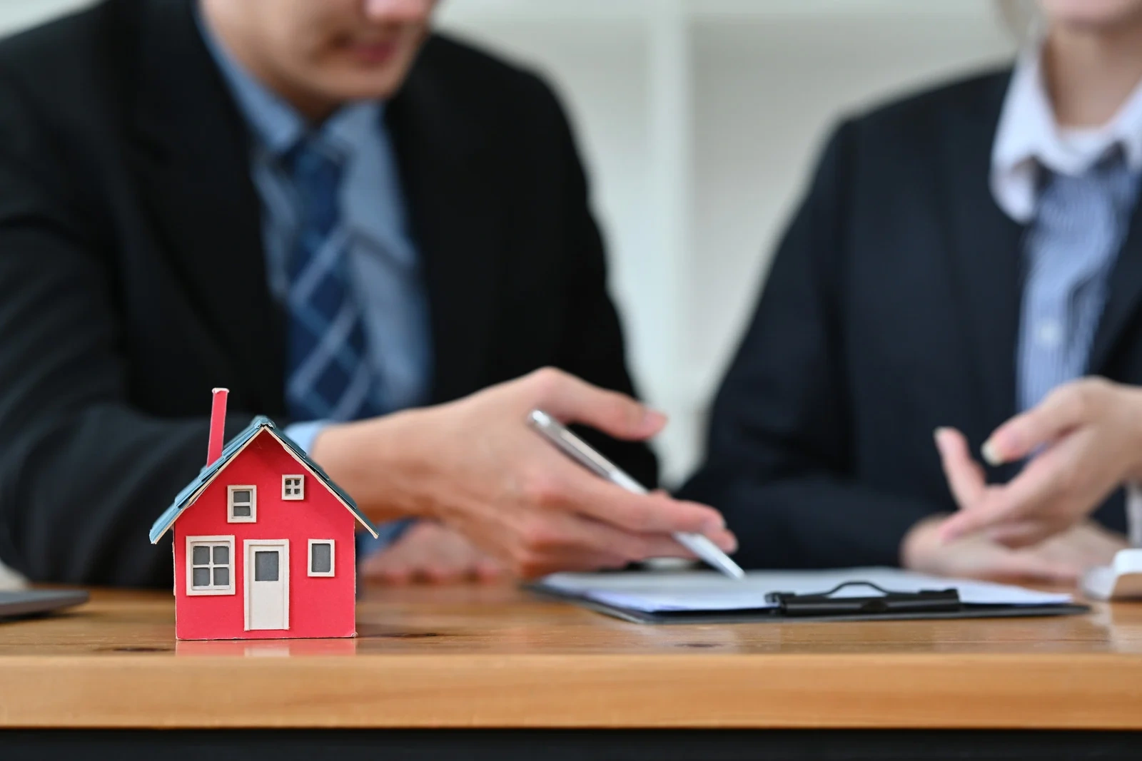 Mortgage Lenders, Brokers vs Banks: Which Option Is Right for You?